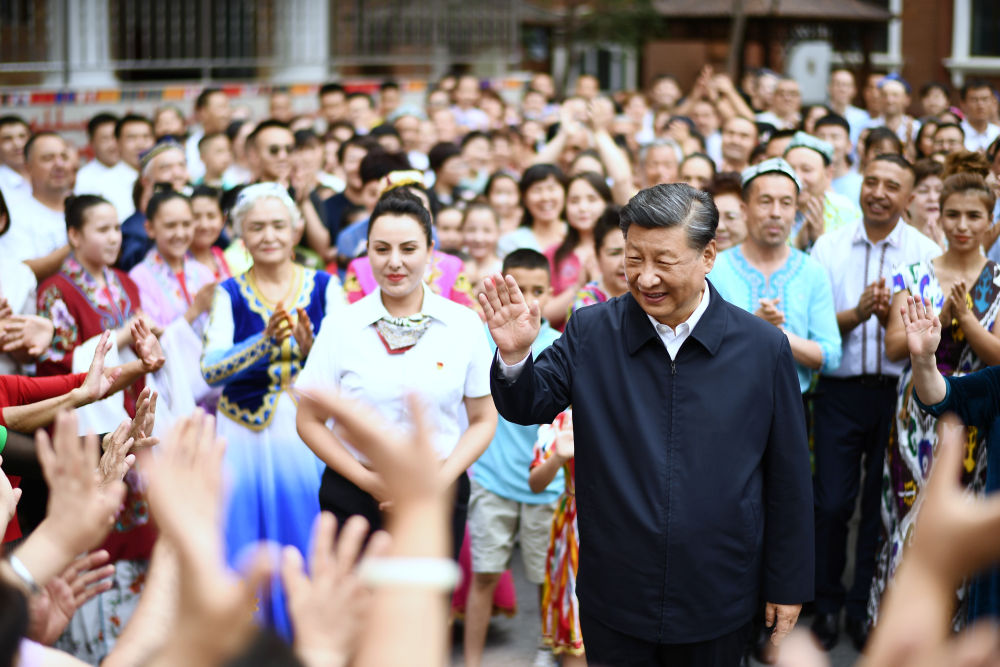 2022年7月13日，習(xí)近平在新疆維吾爾自治區(qū)烏魯木齊市天山區(qū)固原巷社區(qū)考察時(shí)，向各族群眾揮手致意。新華社記者 燕雁 攝