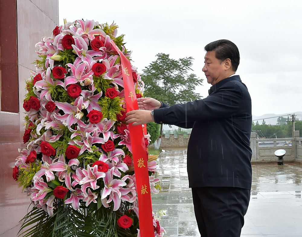 2016年7月18日，習(xí)近平在寧夏固原市西吉縣將臺(tái)堡向紅軍長(zhǎng)征會(huì)師紀(jì)念碑敬獻(xiàn)花籃。新華社記者 李濤 攝