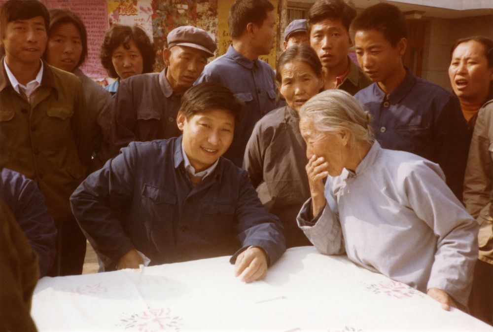 這是1983年，時(shí)任河北省正定縣委書記的習(xí)近平，臨時(shí)在大街上擺桌子聽(tīng)取老百姓意見(jiàn)。新華社發(fā)